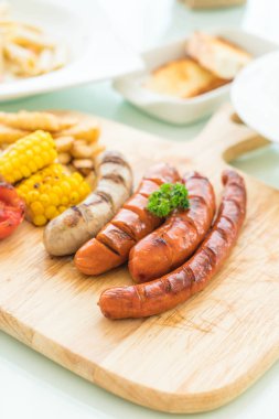 ızgara sosis mix sebze ve patates kızartması ile