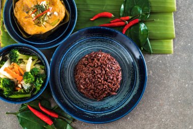 Haşlanmış balık köri ile yapıştırın ve pirinç berry