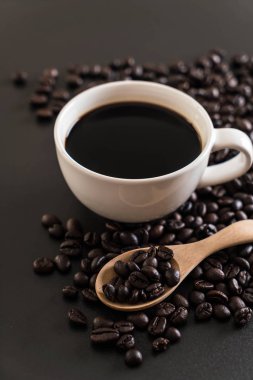 Kahve fincanı ve fasulye