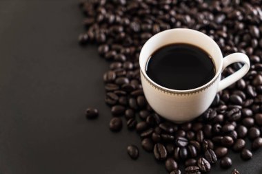 Kahve fincanı ve fasulye