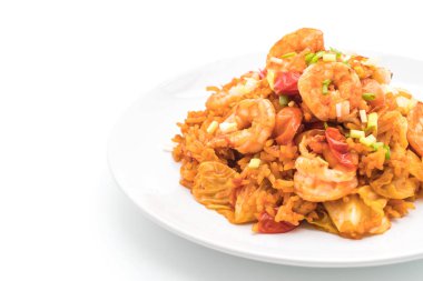 Kore baharatlı sos ve karides kızarmış pilav