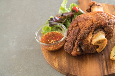 Gevrek domuz knuckle veya Alman domuz Hocks