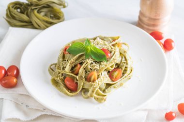 ıspanak fettuccine domates ile