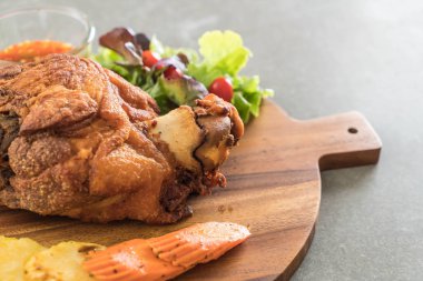 Gevrek domuz knuckle veya Alman domuz Hocks