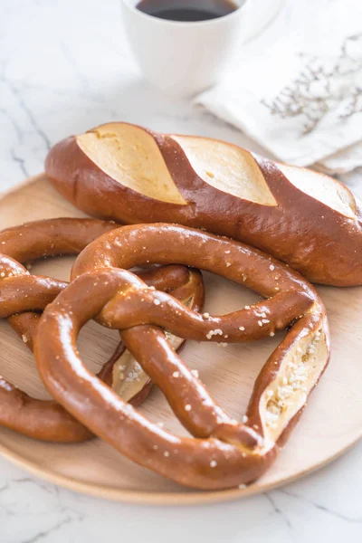 tuzlu kraker ve düz laugan ekmek 