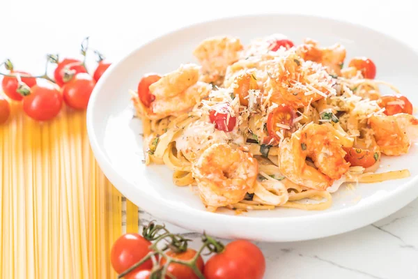 Espaguetis con gambas, tomates, albahaca y queso — Foto de Stock