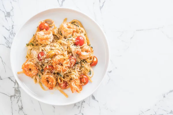 Spagetti karides, domates, fesleğen ve peynir ile 