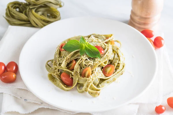 ıspanak fettuccine domates ile