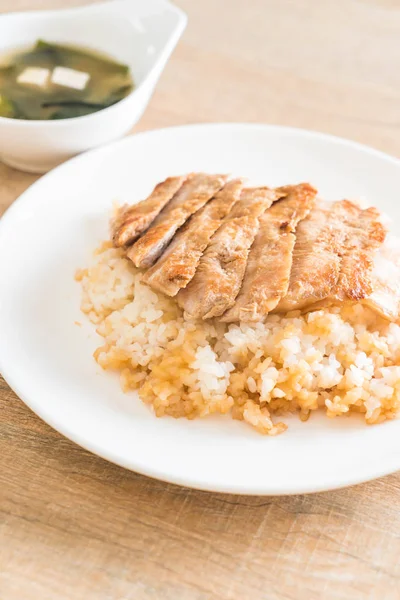 Teriyaki domuz miso çorbası ile tepesinde pirinç
