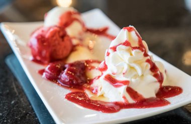 dondurma ve çırpılmış kremalı krep