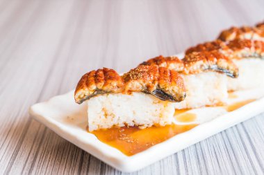 yılan balığı (unagi suşi)