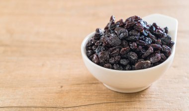 kabın içinde siyah kuru üzüm