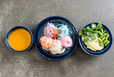 erişte ile balık köri sos ve sebze