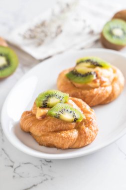 kivi tart plaka üzerinde