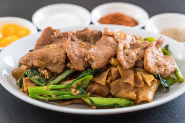 soya sosu ve domuz kızarmış noodle 