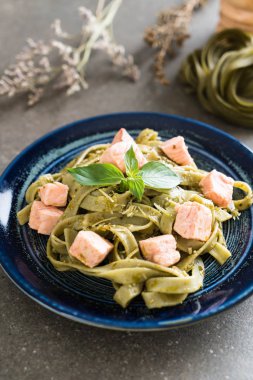 ıspanak fettuccine somon ile