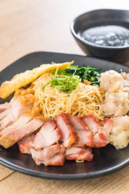 Yumurta noodle kırmızı kızarmış domuz, gevrek domuz eti, köfte ve çorba ile 