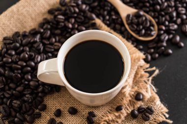 Kahve fincanı ve fasulye