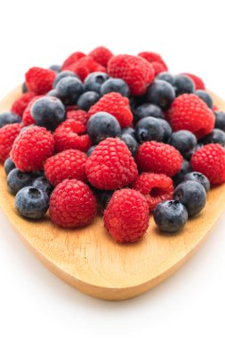 taze yaban mersini ve rasberry beyaz