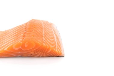 Beyaz üzerine taze somon