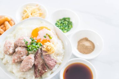 domuz eti ve yumurta ile pirinç lapası