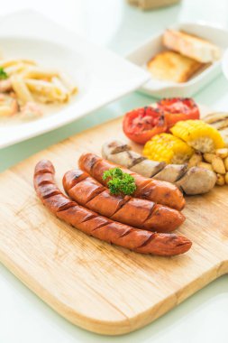 ızgara sosis mix sebze ve patates kızartması ile