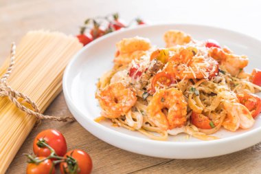 Spagetti karides, domates, fesleğen ve peynir ile 