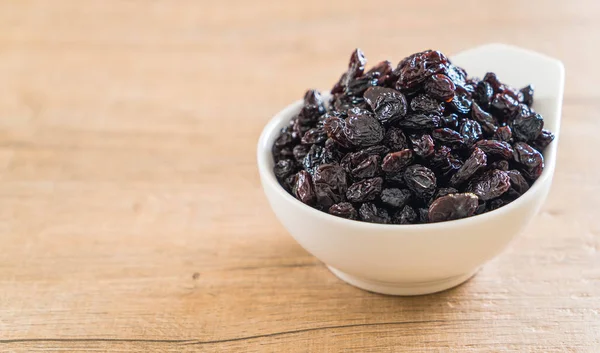 kabın içinde siyah kuru üzüm