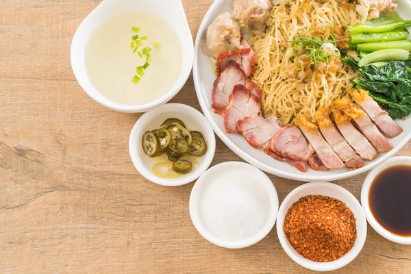 Yumurta noodle kırmızı kızarmış domuz, gevrek domuz eti, köfte ve çorba ile 