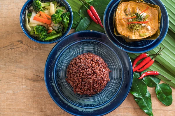 Haşlanmış balık köri ile yapıştırın ve pirinç berry