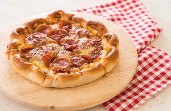 Pizza caseira Pepperoni em placa de madeira — Fotografia de Stock