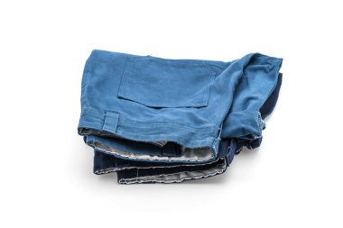 beyaz üzerine kısa pantolon
