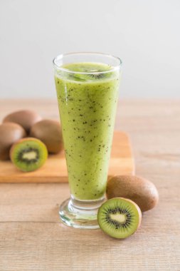 Sağlıklı taze kivi smoothie cam