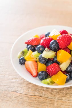karışık taze meyve (çilek, ahududu, yaban mersini, kivi, mang