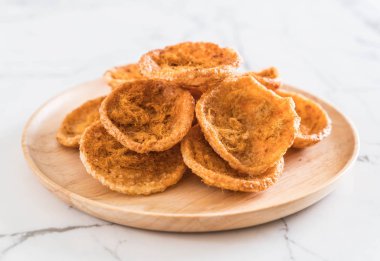 kurutulmuş rendelenmiş domuz etinin pirinç kraker