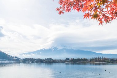 Dağ Fuji San ile bulutlu 