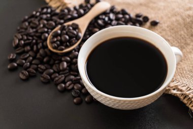 Kahve fincanı ve fasulye