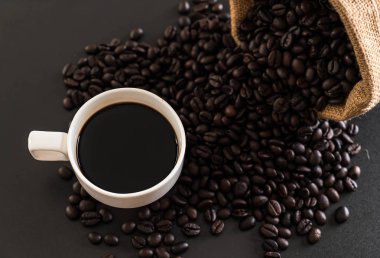 Kahve fincanı ve fasulye