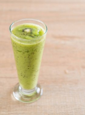Sağlıklı taze kivi smoothie cam