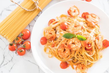 Spagetti karides, domates, fesleğen ve peynir ile 