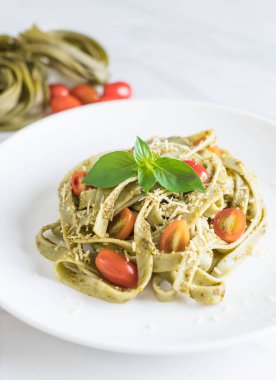 ıspanak fettuccine domates ile