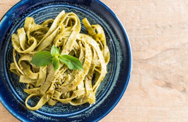 ıspanak fettuccine plaka üzerinde