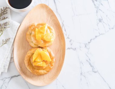 Turuncu pasta plaka üzerinde