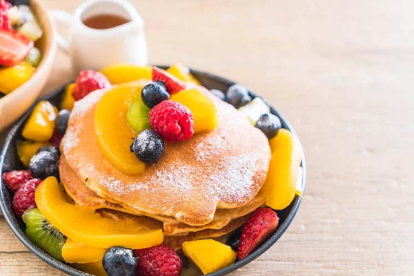 Pannkaka med mix frukter — Stockfoto