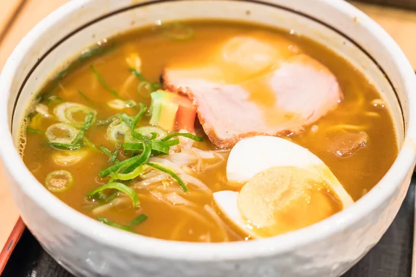 Curry Ramen mit Schweinefleisch und Ei — Stockfoto