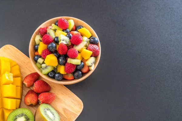 Mixed fresh fruits (strawberry, raspberry, blueberry, kiwi, mang — Stock Photo, Image