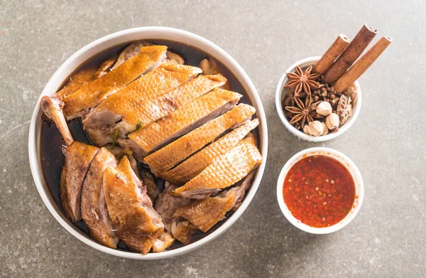 pot demlenmiş Ördek sosu ve ingradients ile