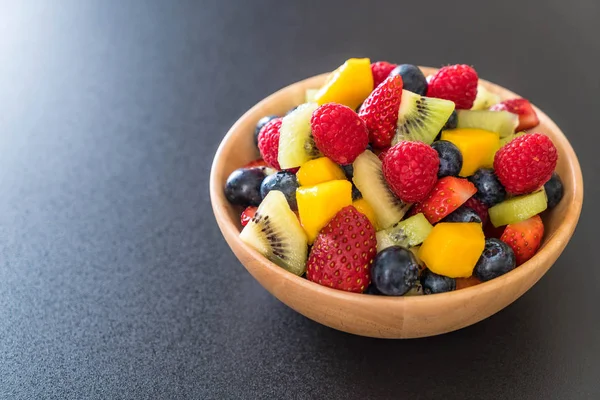 Gemengd vers fruit (aardbei, framboos, blueberry, kiwi, mang — Stockfoto