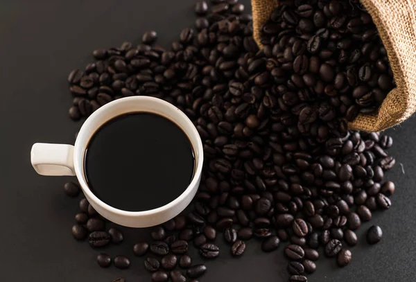 Kahve fincanı ve fasulye