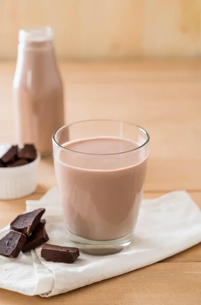 Стакан шоколадного молока — стоковое фото